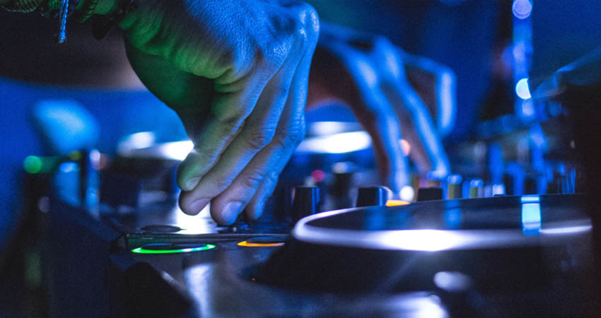 La actividad está dirigida a djs y productores musicales de 18 a 45 años. Imagen de referencia La actividad está dirigida a djs y productores musicales de 18 a 45 años. Imagen de referencia