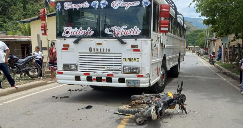 El motociclista resultó lesionado. Foto: Cortesía/Radio ABC Stereo El motociclista resultó lesionado. Foto: Cortesía/Radio ABC Stereo