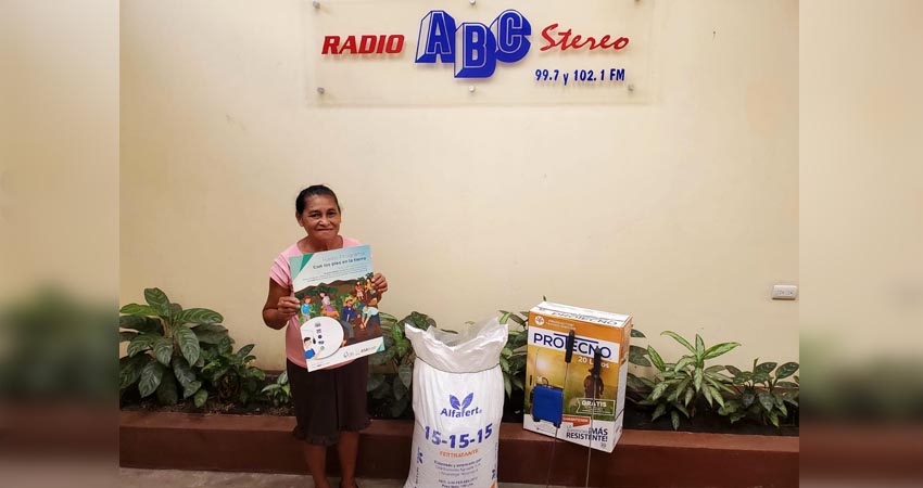 Doña Salvadora del Carmen Vanegas, de Quilalí, Nueva Segovia, se mostró muy contenta al retirar su premio. Foto: Equipo Digital/Radio ABC Stereo
