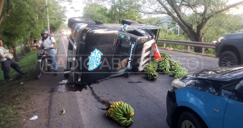 Los ocupantes de la camioneta iban hacia San Juan de Limay. Foto: José Enrique Ortega/Radio ABC Stereo Los ocupantes de la camioneta iban hacia San Juan de Limay. Foto: José Enrique Ortega/Radio ABC Stereo