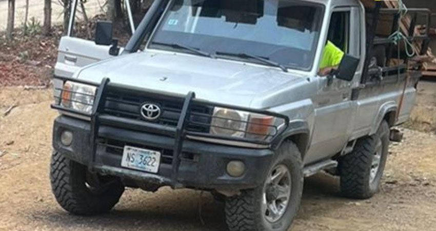 El vehículo robado es una camioneta marca Toyota Land Cruiser, color gris, con placa NS 3622, que estaba en las afueras de una librería.