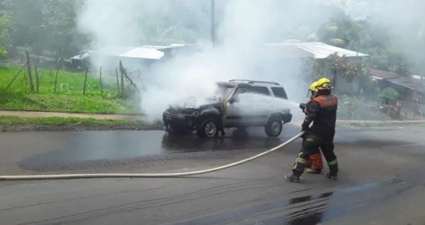 Camioneta se incendia en La Dalia, Matagalpa. Foto: Cortesía/Radio ABC Stereo