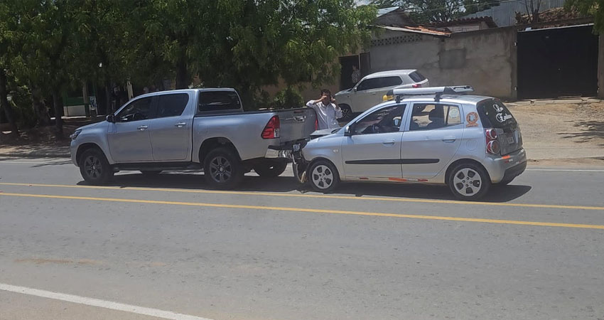 Testigos del accidente afirmaron que el conductor del taxi no guardó la distancia y provocó la colisión.