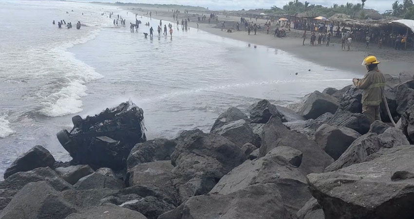 Vehículo quedó destruido al volcarse e incendiarse. Foto: Radio ABC Stereo