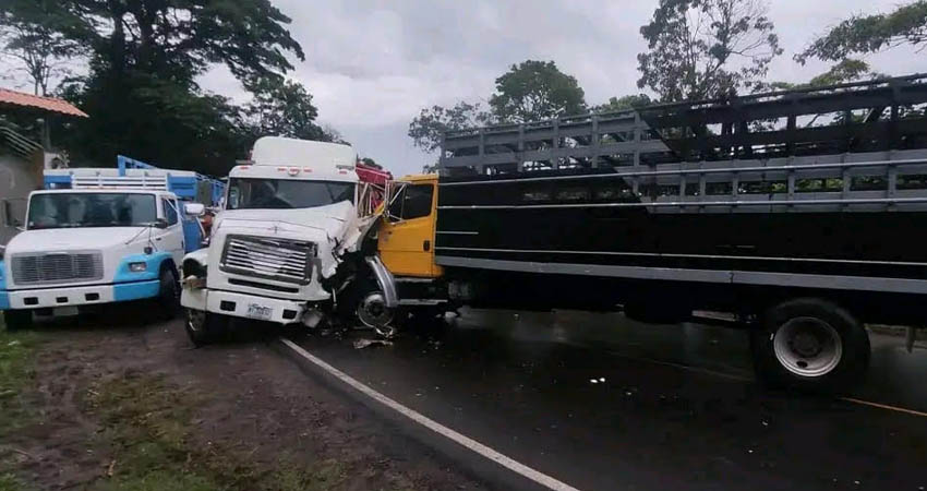 Múltiple colisión entre camiones. Foto: Cortesía/Radio ABC Stereo