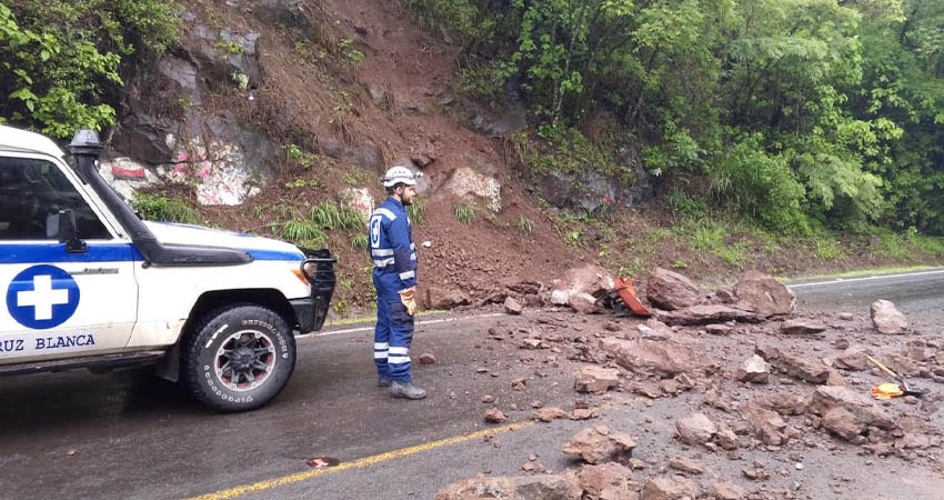 Soscorristas trabajaron en el despeje de vías. Foto: José Enrique Ortega/Radio ABC Stereo Soscorristas trabajaron en el despeje de vías. Foto: José Enrique Ortega/Radio ABC Stereo