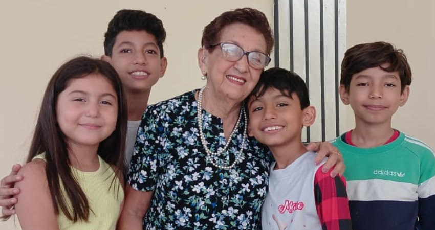 La profesora Carmelita Medina es una de las más queridas de su municipio. Dedicó 50 años de su vida a la enseñanza de los pequeños que hoy se han convertido en grandes profesionales.