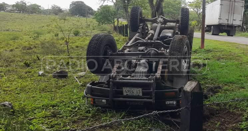 900 litros de leche se perdieron en el accidente. Foto: Cortesía/Radio ABC Stereo 900 litros de leche se perdieron en el accidente. Foto: Cortesía/Radio ABC Stereo