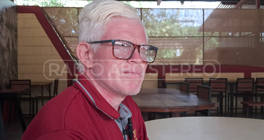 Leonel Pérez, nació con la condición genética del albinismo.     Foto: Famnuel Úbeda / Radio ABC Stereo