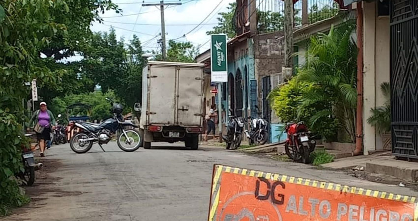 El camioncito iba de retroceso y atropelló a la señora. Foto: Redes sociales El camioncito iba de retroceso y atropelló a la señora. Foto: Redes sociales