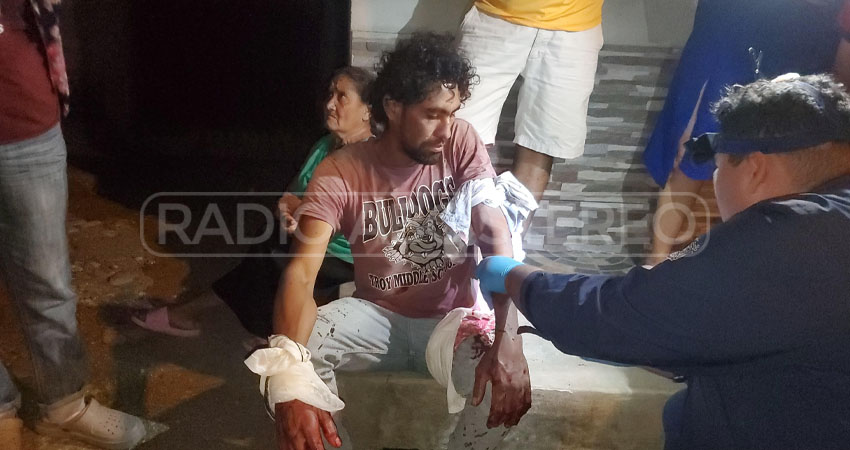 El hombre fue asistido por bomberos. Foto: José Enrique Ortega/Radio ABC Stereo