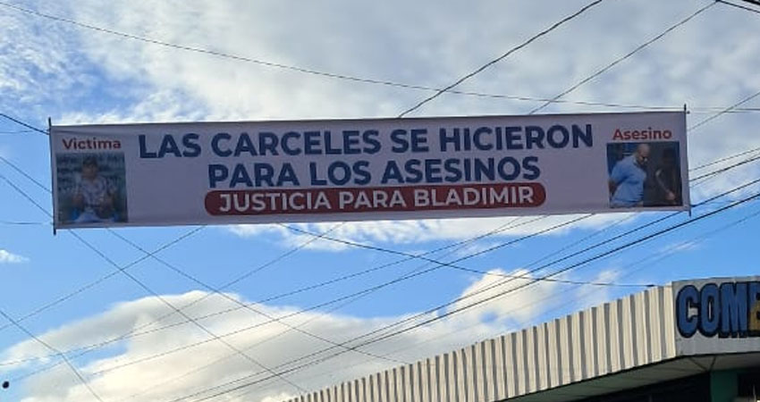 Pancarta en la vía pública rechaza cambio de medida carcelaria. Foto: Cortesía/Radio ABC Stereo