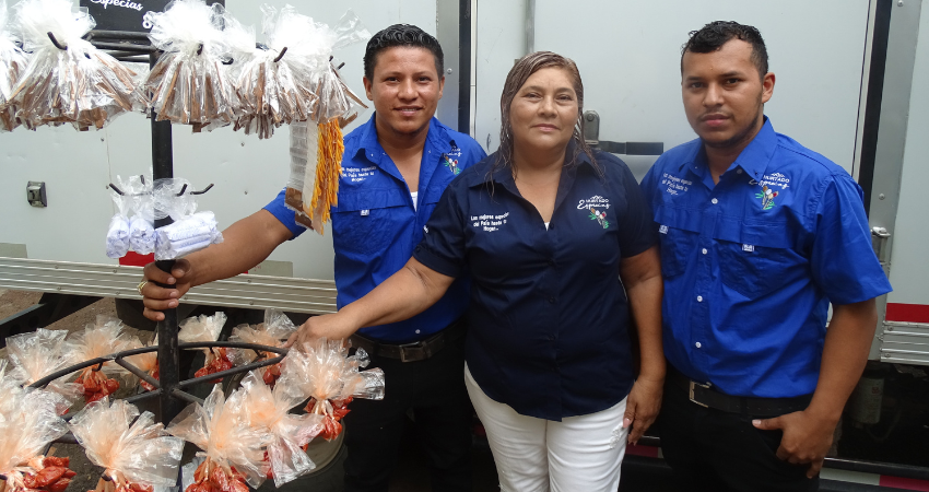 Familia Hurtado, Pyme Especias Hurtado, en Condega. Foto: Cortesía/FUNDENUSE Familia Hurtado, Pyme Especias Hurtado, en Condega. Foto: Cortesía/FUNDENUSE