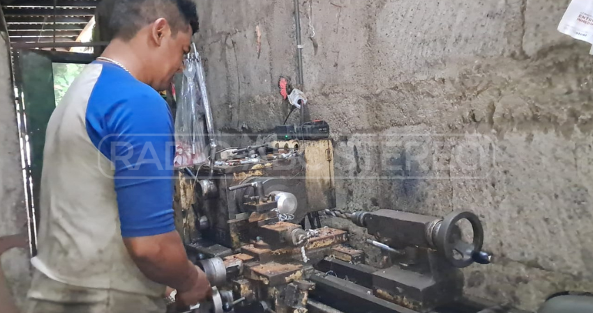 Manuel trabaja en el torno, pero también es alguien creativo. Foto: Famnuel Úbeda/Radio ABC Stereo