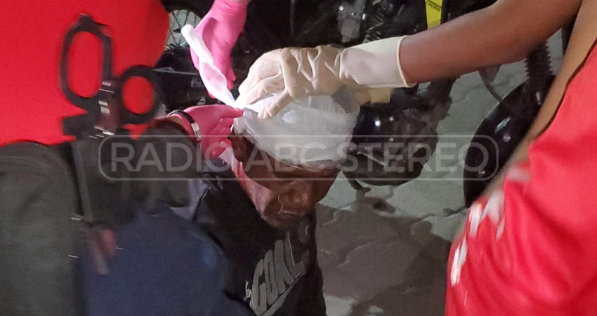 El hombre fue perseguido por pobladores, quienes le lanzaron piedras.