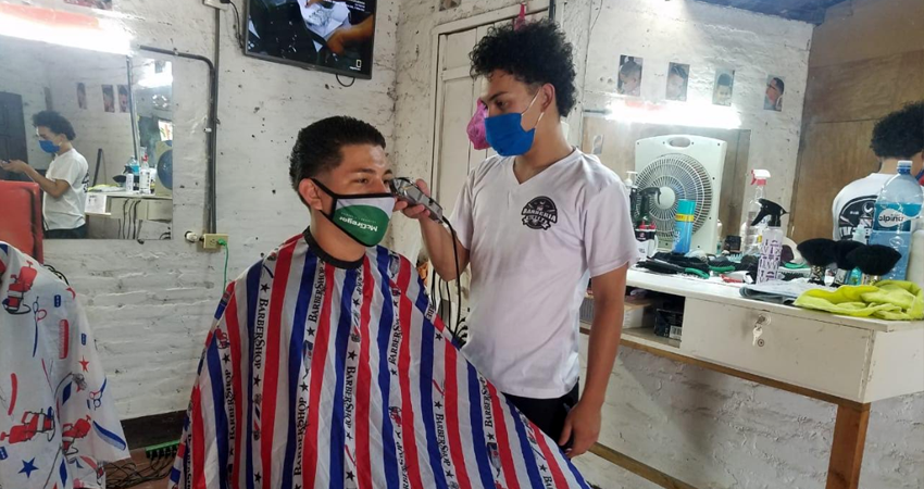 Las barberías han limitado el número de clientes como medida de prevención. Foto: Roberto Mora/Radio ABC Stereo Las barberías han limitado el número de clientes como medida de prevención. Foto: Roberto Mora/Radio ABC Stereo