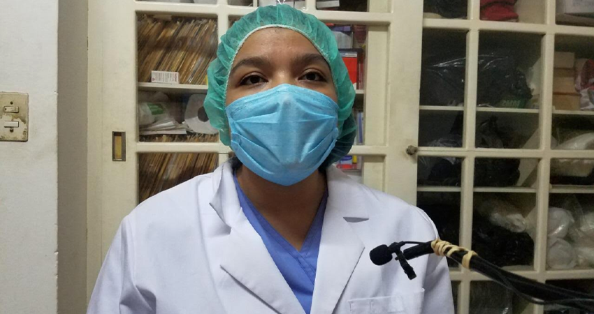 La Dra. Karla Xiomara García estuvo al frente del cuidado de su abuelo Agenor Rosales, de 79 años de edad. Foto: Roberto Mora/Radio ABC Stereo La Dra. Karla Xiomara García estuvo al frente del cuidado de su abuelo Agenor Rosales, de 79 años de edad. Foto: Roberto Mora/Radio ABC Stereo