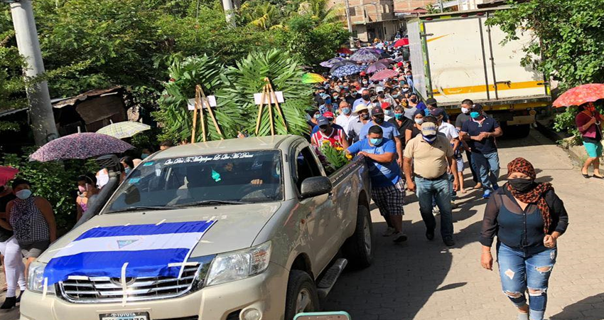 Pese al Covid-19, familiares, amistades y vecinos decidieron dar el último adiós a Jorge Luis Rugama Rizo. Foto: Cortesía/Radio ABC Stereo Pese al Covid-19, familiares, amistades y vecinos decidieron dar el último adiós a Jorge Luis Rugama Rizo. Foto: Cortesía/Radio ABC Stereo