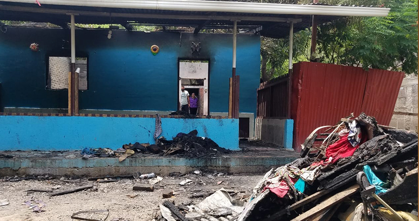 El incendio ocurrió mientras la familia andaba en un entierro. Foto: Roberto Mora/Radio ABC Stereo El incendio ocurrió mientras la familia andaba en un entierro. Foto: Roberto Mora/Radio ABC Stereo