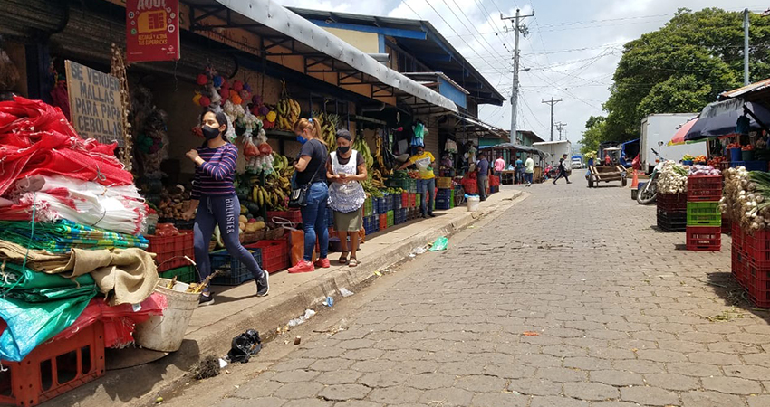 Los comerciantes aseguran que las malas ventas los motivan a pedir rebaja en los impuestos. Foto: Roberto Mora/Radio ABC Stereo Los comerciantes aseguran que las malas ventas los motivan a pedir rebaja en los impuestos. Foto: Roberto Mora/Radio ABC Stereo