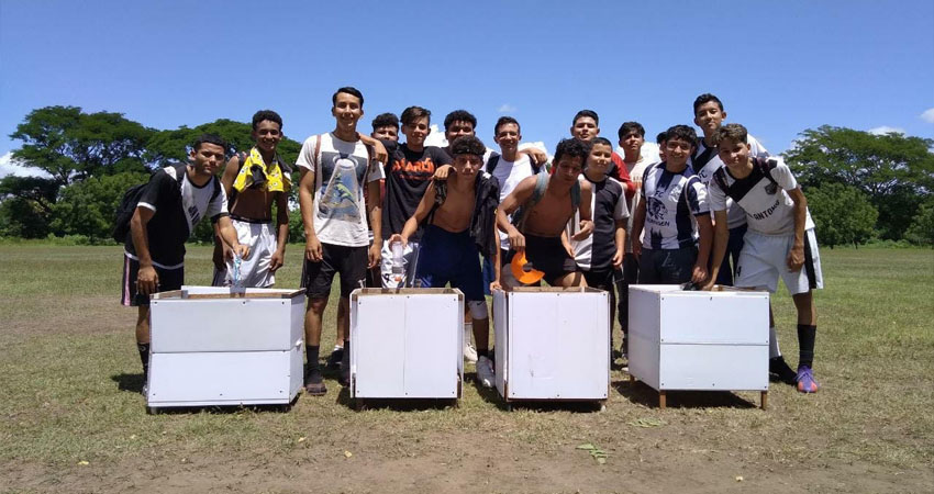 Los basureros fueron construidos con materiales reciclados. Foto: Cortesía/Radio ABC Stereo
