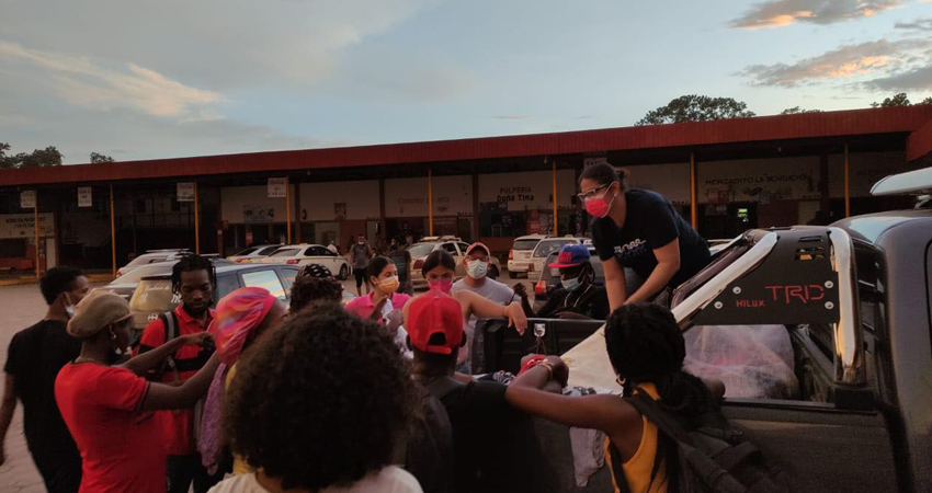 Los migrantes han recibido ayuda de los pobladores de Jalapa. Foto: Cortesía/Radio ABC Stereo