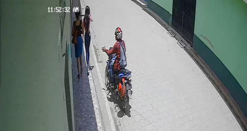 La adolescente caminaba junto  a su mamá cuando le robaron. Foto: Cortesía/Radio ABC Stereo