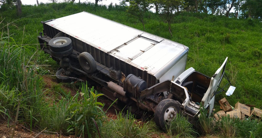 El camión se volcó al salir de la vía. Foto: Cortesía/Radio ABC Stereo