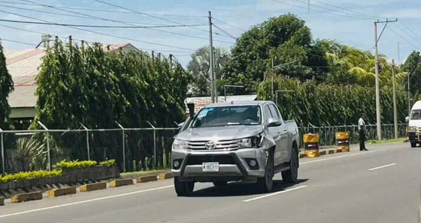 Camioneta impactó a mujer que cruzaba la vía. Foto: Cortesía/Radio ABC Stereo