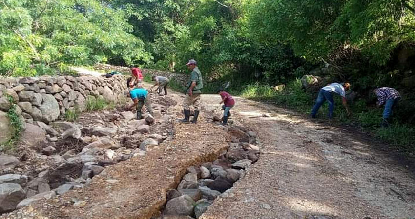 Pobladores reparan caminos en Macuelizo. Foto: Cortesía/Radio ABC Stereo Pobladores reparan caminos en Macuelizo. Foto: Cortesía/Radio ABC Stereo