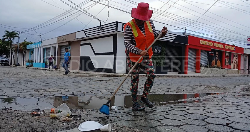 Las barrenderas recorren Estelí junto a sus carretones. Foto: Byron Altamirano/Radio ABC Stereo Las barrenderas recorren Estelí junto a sus carretones. Foto: Byron Altamirano/Radio ABC Stereo