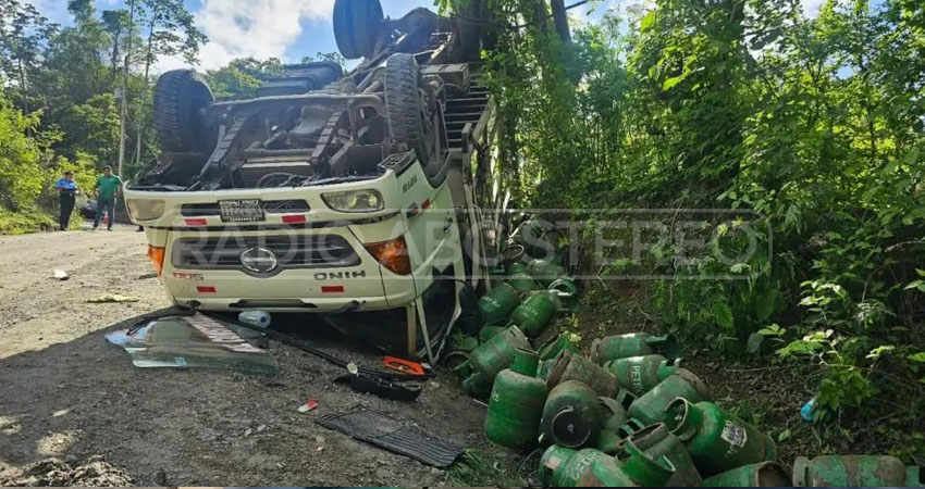 Camión cargado de cilindros de gas licuado se vuelca en El Jícaro. Foto: Cortesía/Radio ABC Stereo Camión cargado de cilindros de gas licuado se vuelca en El Jícaro. Foto: Cortesía/Radio ABC Stereo