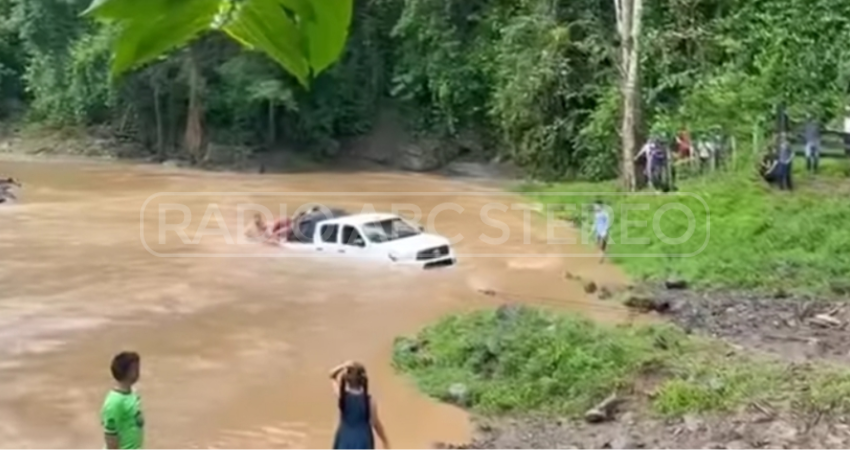 Chofer de camioneta cruzó imprudentemente río crecido. Foto: Cortesía/Radio ABC Stereo Chofer de camioneta cruzó imprudentemente río crecido. Foto: Cortesía/Radio ABC Stereo