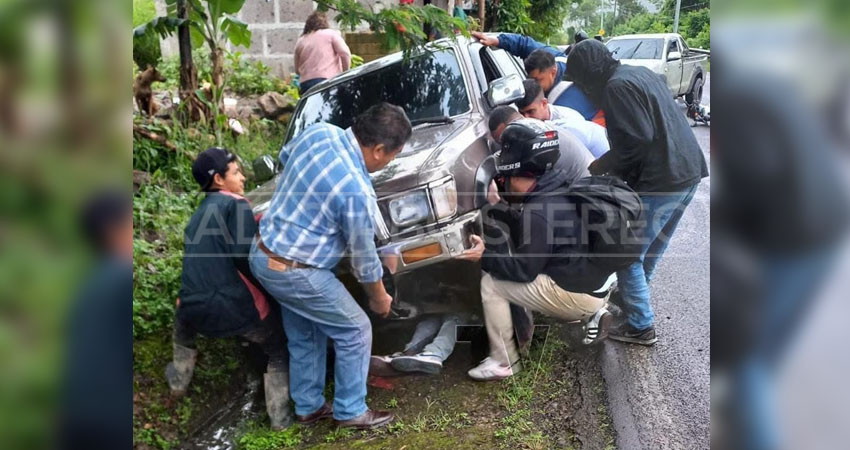 Carlos Yolander Castellón quedó debajo de la camioneta.  Foto: Cortesía / Radio ABC Stereo Carlos Yolander Castellón quedó debajo de la camioneta.  Foto: Cortesía / Radio ABC Stereo