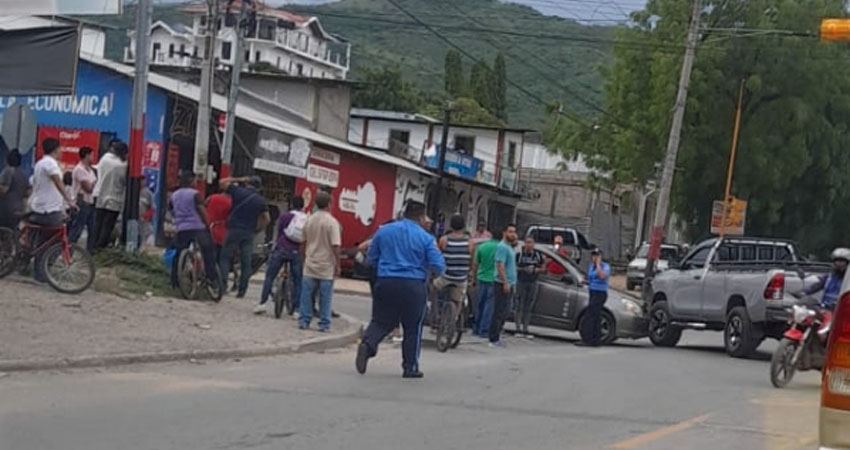 Taxista impactó contra camioneta en Ocotal. Foto: Cortesía/Radio ABC Stereo Taxista impactó contra camioneta en Ocotal. Foto: Cortesía/Radio ABC Stereo