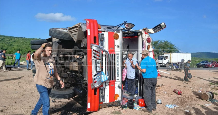 Vuelco de bus en Ciudad Darío, Matagalpa. Foto: Cortesía/Radio ABC Stereo Vuelco de bus en Ciudad Darío, Matagalpa. Foto: Cortesía/Radio ABC Stereo