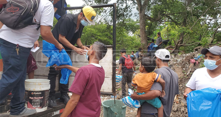 Internos en "Nuevos Días" entregan comida a trabajadores del vertedero. Foto: José Enrique Ortega/Radio ABC Stereo Internos en "Nuevos Días" entregan comida a trabajadores del vertedero. Foto: José Enrique Ortega/Radio ABC Stereo