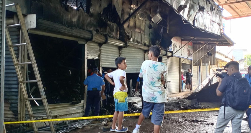 Continúan investigaciones sobre el incendio en el Mercado Oriental. Foto: Cortesía/Vos TV