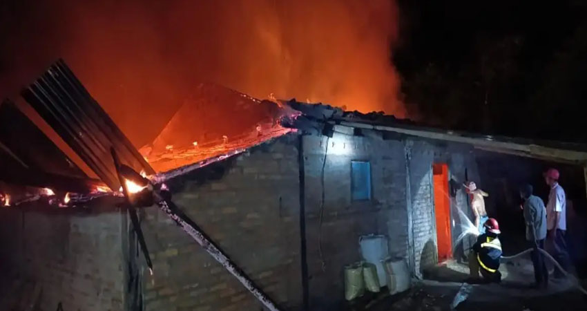 Incendio devora vivienda en El Jicaral, León.       Foto: Cortesía / Noticias ABC Stereo Incendio devora vivienda en El Jicaral, León.       Foto: Cortesía / Noticias ABC Stereo
