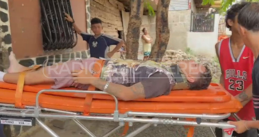 Cuerpos de socorro auxilian a obrero lesionado.    Foto: Cortesía / Radio ABC Stereo Cuerpos de socorro auxilian a obrero lesionado.    Foto: Cortesía / Radio ABC Stereo