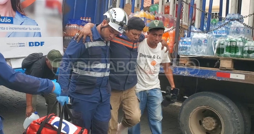 Socorristas de Cruz Blanca auxiliaron al conductor. Foto: José Enrique Ortega/Radio ABC Stereo