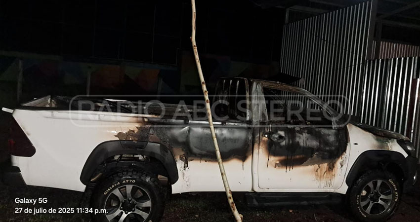 Camioneta incendiada. Foto: Cortesía/Radio ABC Stereo Camioneta incendiada. Foto: Cortesía/Radio ABC Stereo