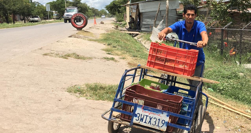 El comerciante pide a las autoridades que le permitan trabajar en la zona. Foto: Alba Nubia Lira/Radio ABC Stereo El comerciante pide a las autoridades que le permitan trabajar en la zona. Foto: Alba Nubia Lira/Radio ABC Stereo