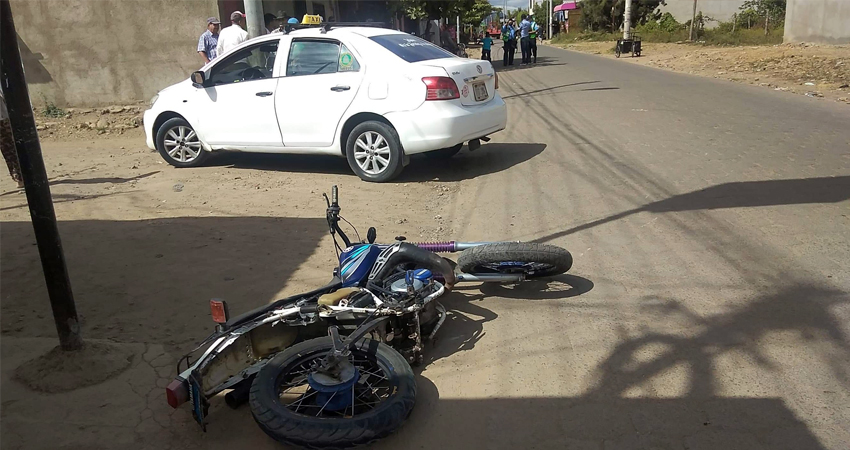 Motociclista sufre lesiones al chocar con un taxi en Estelí Motociclista sufre lesiones al chocar con un taxi en Estelí