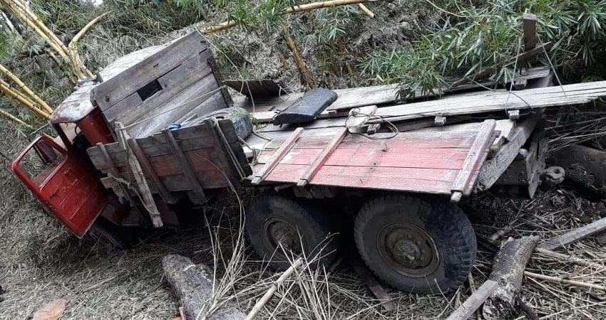 Según testigos, el conductor logró desviar un poco el camión. Foto: Cortesía Según testigos, el conductor logró desviar un poco el camión. Foto: Cortesía