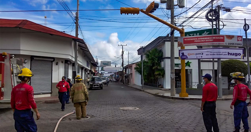 Los bomberos acudieron a la zona para atender la emergencia. Foto: Roberto Mora/Radio ABC Stereo Los bomberos acudieron a la zona para atender la emergencia. Foto: Roberto Mora/Radio ABC Stereo