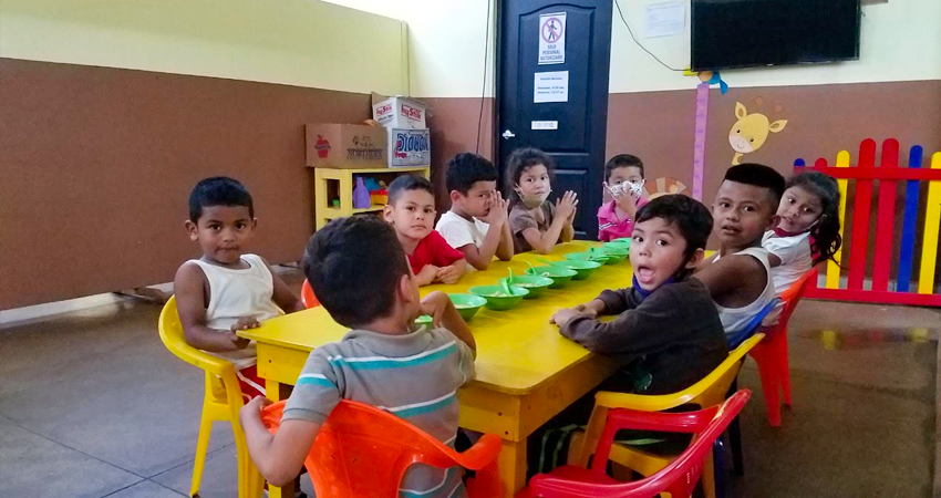 Niños de la guardería de la fábrica AJ Fernández. Foto: Roberto Mora/Radio ABC Stereo Niños de la guardería de la fábrica AJ Fernández. Foto: Roberto Mora/Radio ABC Stereo