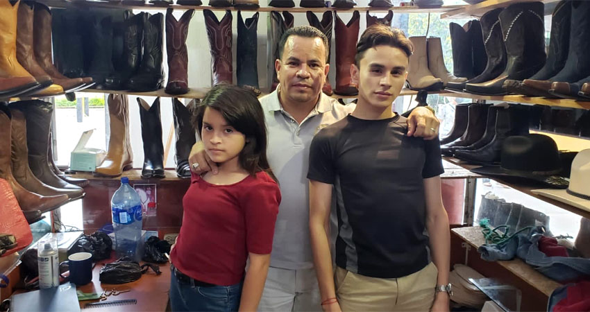 Junto a dos de sus hijos, quienes son su motor para salir adelante. Foto: José Enrique Ortega/Radio ABC Stereo Junto a dos de sus hijos, quienes son su motor para salir adelante. Foto: José Enrique Ortega/Radio ABC Stereo