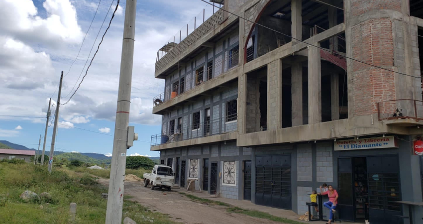 La crianza de cerdos está ubicada en la terraza del inmueble. Foto: José Enrique Ortega/Radio ABC Stereo La crianza de cerdos está ubicada en la terraza del inmueble. Foto: José Enrique Ortega/Radio ABC Stereo