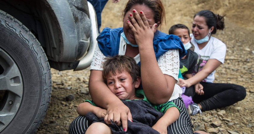 Junto a sus hijos, padres de familia salen en busca de un futuro mejor. Foto de referencia/El País